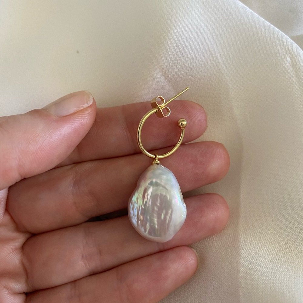 Baroque pearls on the hoops - Picture 3 of 4